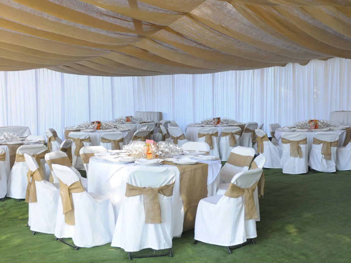 Salón de la casona montado para la celebración