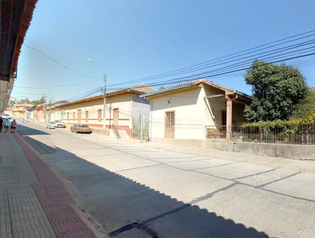 La calle O'Higgins frente a la Casona Las Camelias en Curepto — imagen de Google Street View