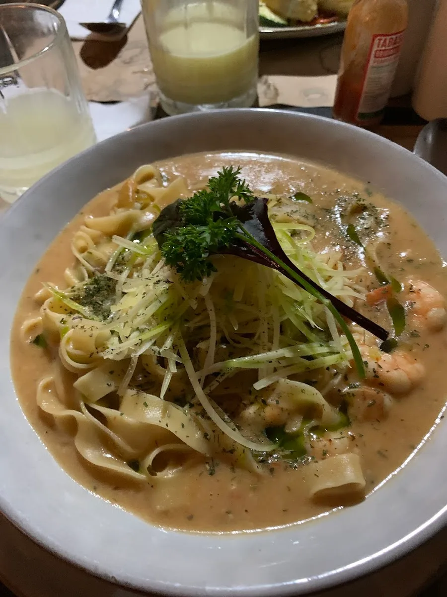 Fettuccine en salsa cremosa con camarones y perejil