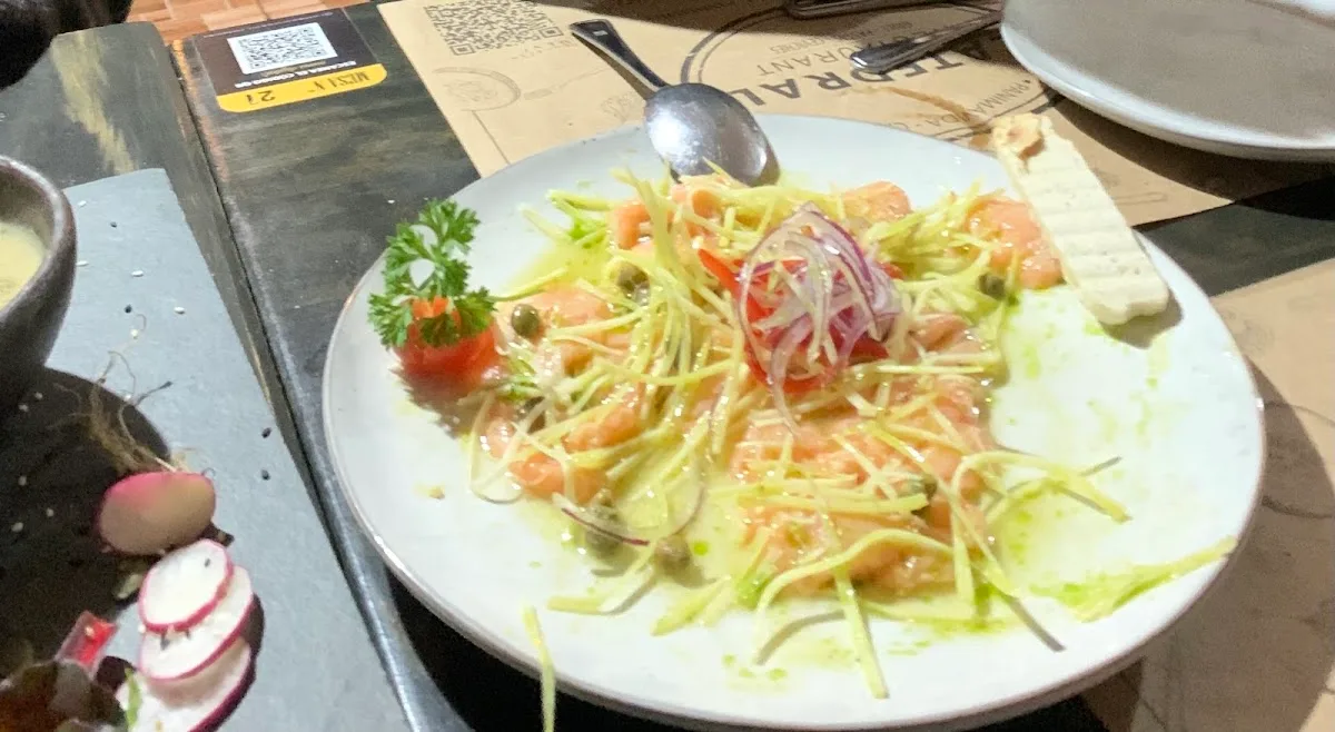 Tiradito de salmón servido sobre el papel kraft con el sello Catedral Restaurant