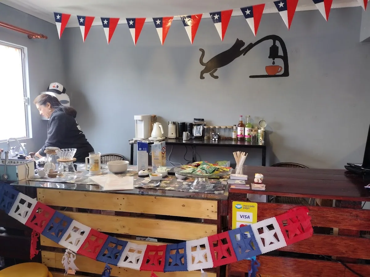 Interior de Catffeine con la barra de café y banderines de papel picado