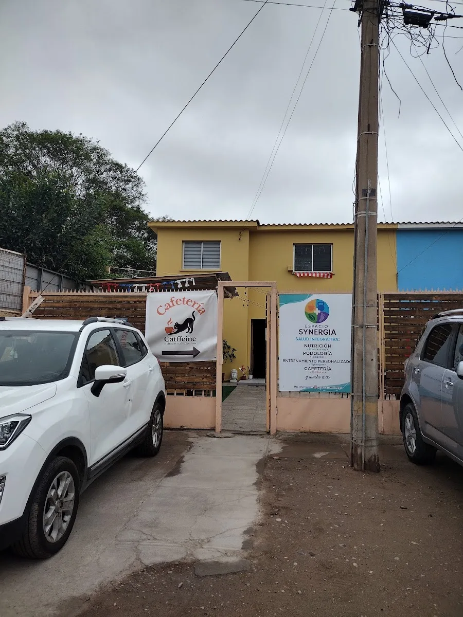 Entrada de Espacio Sinergia en Domingo Alvarado con el letrero de Catffeine