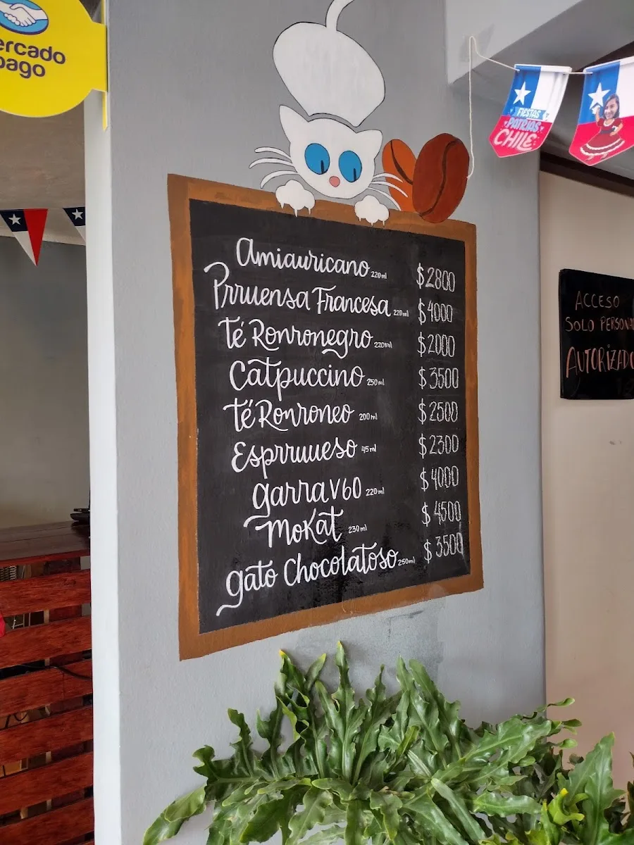 La pizarra real de Catffeine escrita a mano con tiza: Amiauricano, Catpuccino, Garra V60 y más