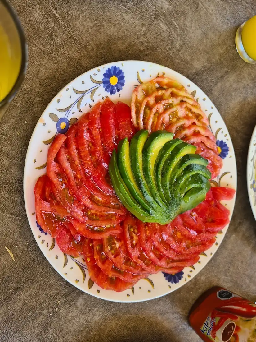 Trozo de salmón con palta en plato de loza artesanal