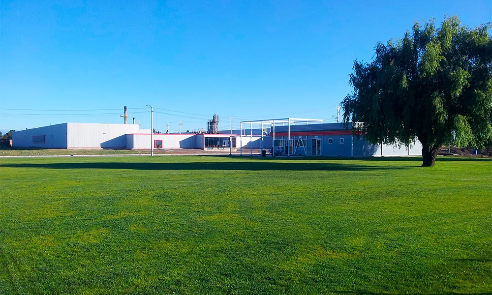 Exterior de la planta de empaque en Lontué rodeada de áreas verdes