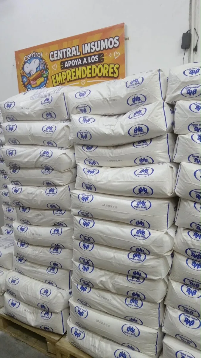 Cartel Central Insumos apoya a los emprendedores sobre sacos de harina apilados en el local