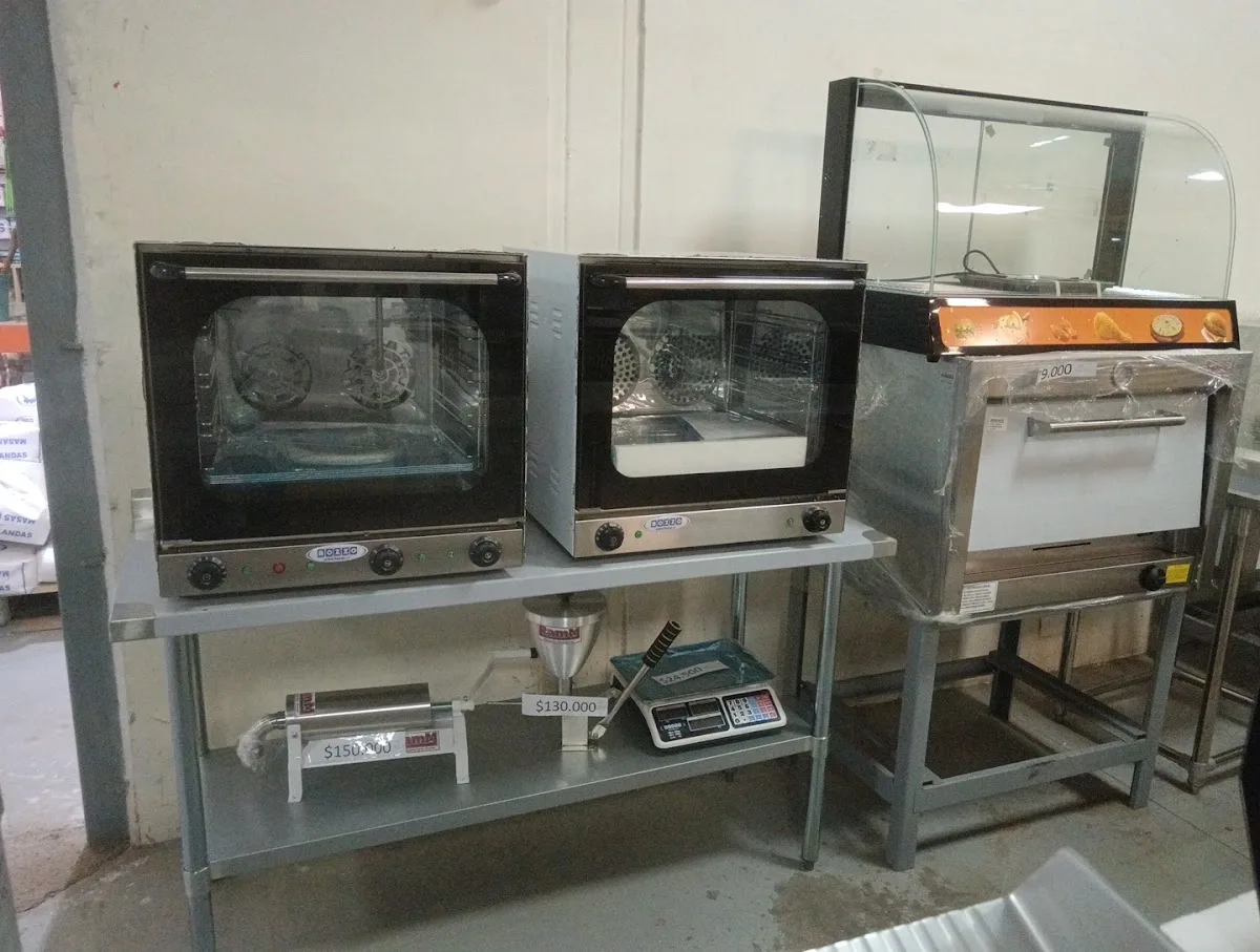 Hornos convectores y visicooler exhibidos en el local de Central Insumos