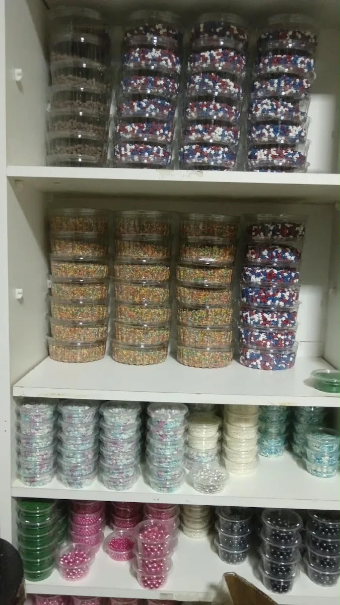 Estante de Central Insumos con envases de sprinkles y grageas de colores