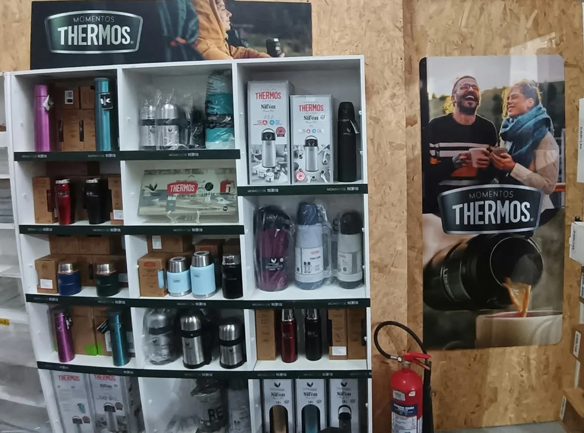 Repisa con termos y tazones metálicos a la venta en Central Insumos