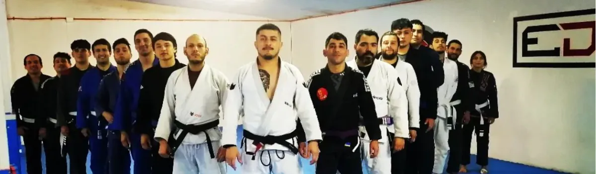 El equipo de Kaizen Grappling Arts en fila sobre el tatami del dojo