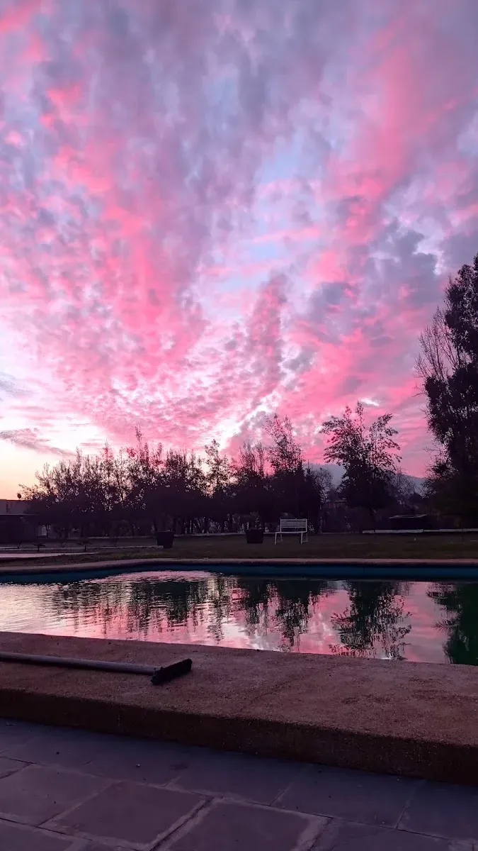 Atardecer rosado sobre la piscina de Capelli