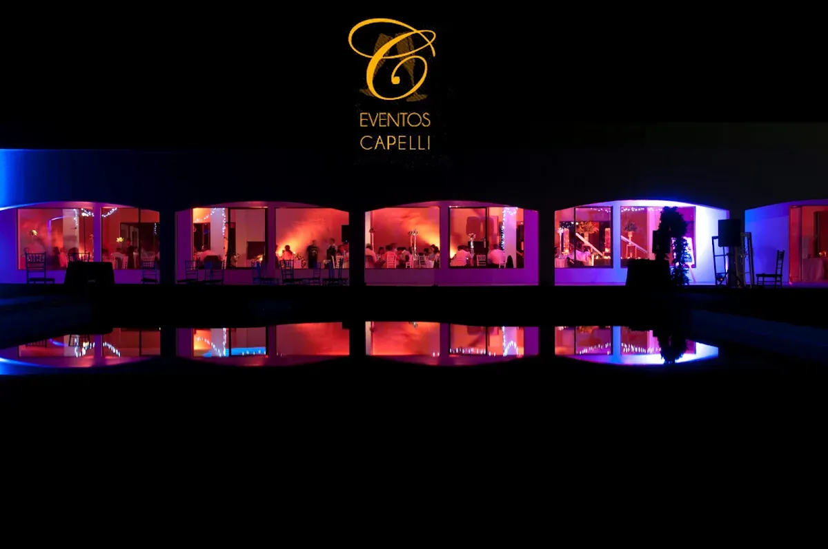 La casa de Capelli iluminada de fucsia y morado en la noche