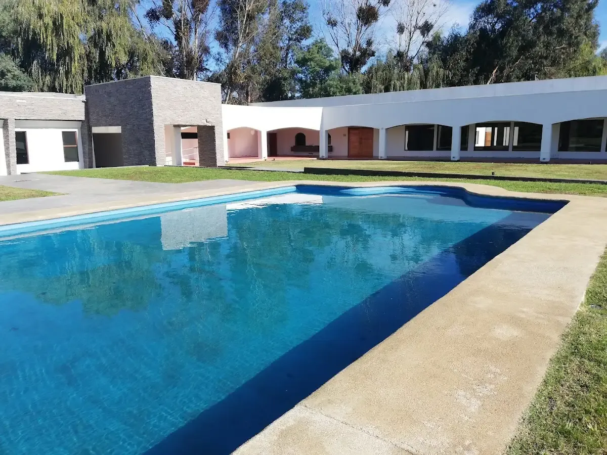Casa de eventos con piscina y jardines de día