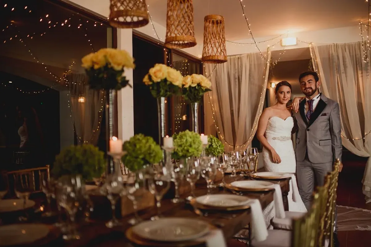 Pareja de novios celebrando en el salón iluminado de Capelli