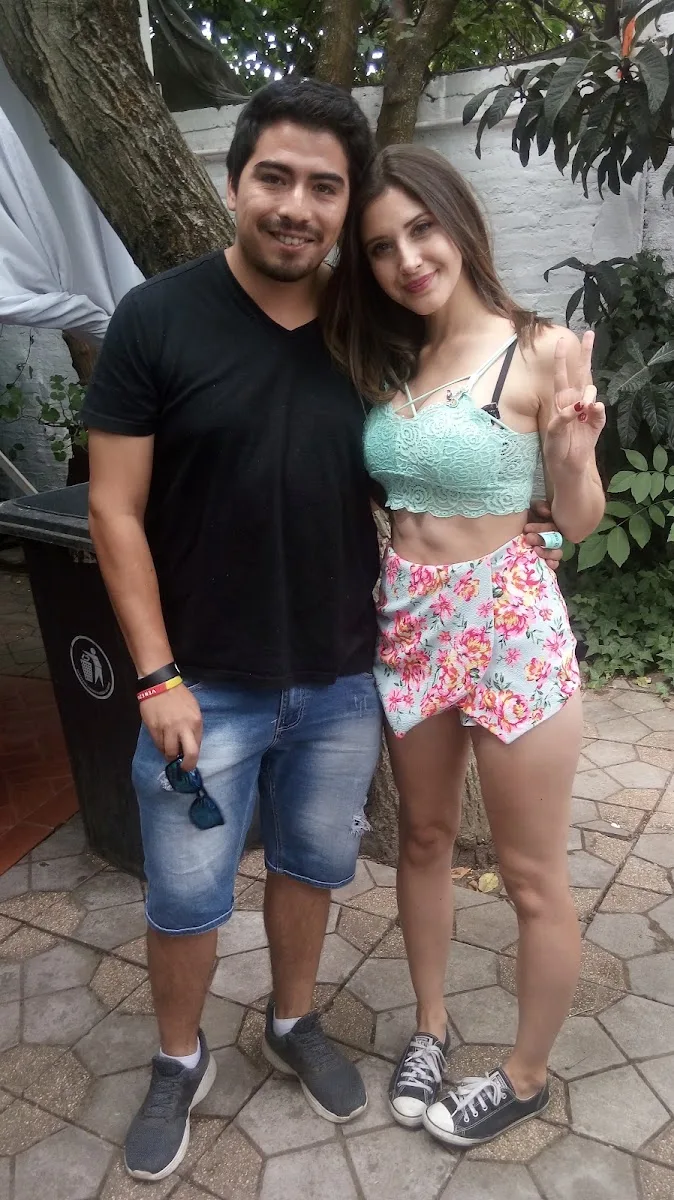 Pareja celebrando en el patio iluminado de Fortunata Tejos
