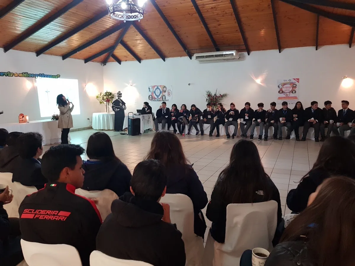 Mesa servida en el salón de madera de Fortunata Tejos