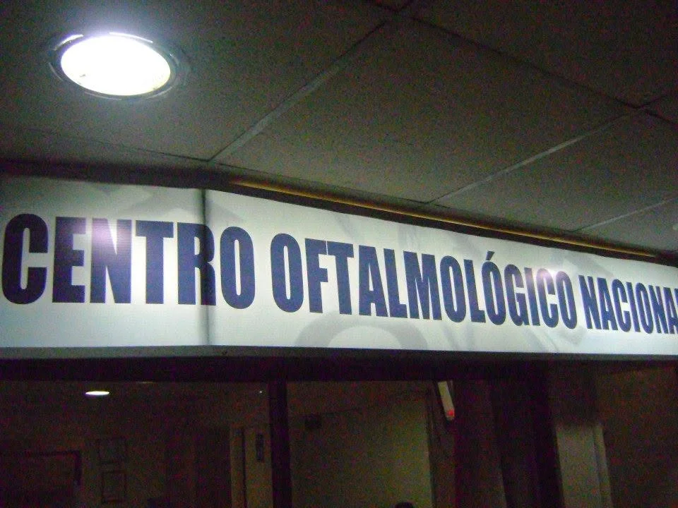 Letrero luminoso del Centro Oftalmológico Nacional en Calle 6 Oriente, Talca