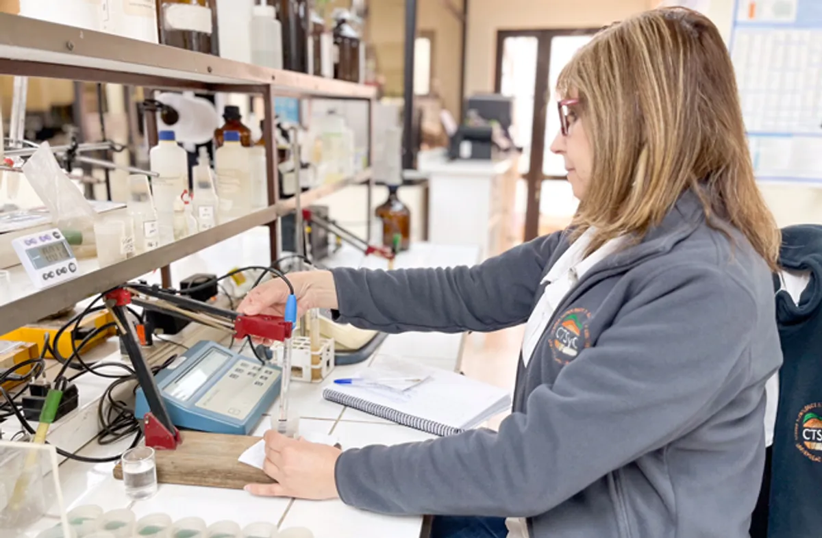 Interior del laboratorio de suelos del CTSyC con equipamiento de análisis