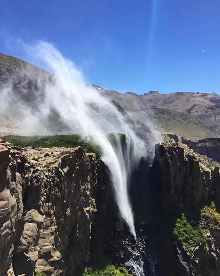 Cascada Invertida, atractivo cercano al Centro Turístico Rayen