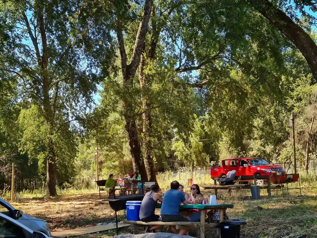 Mesas de picnic y carpas en el camping del Centro Turístico Rayen