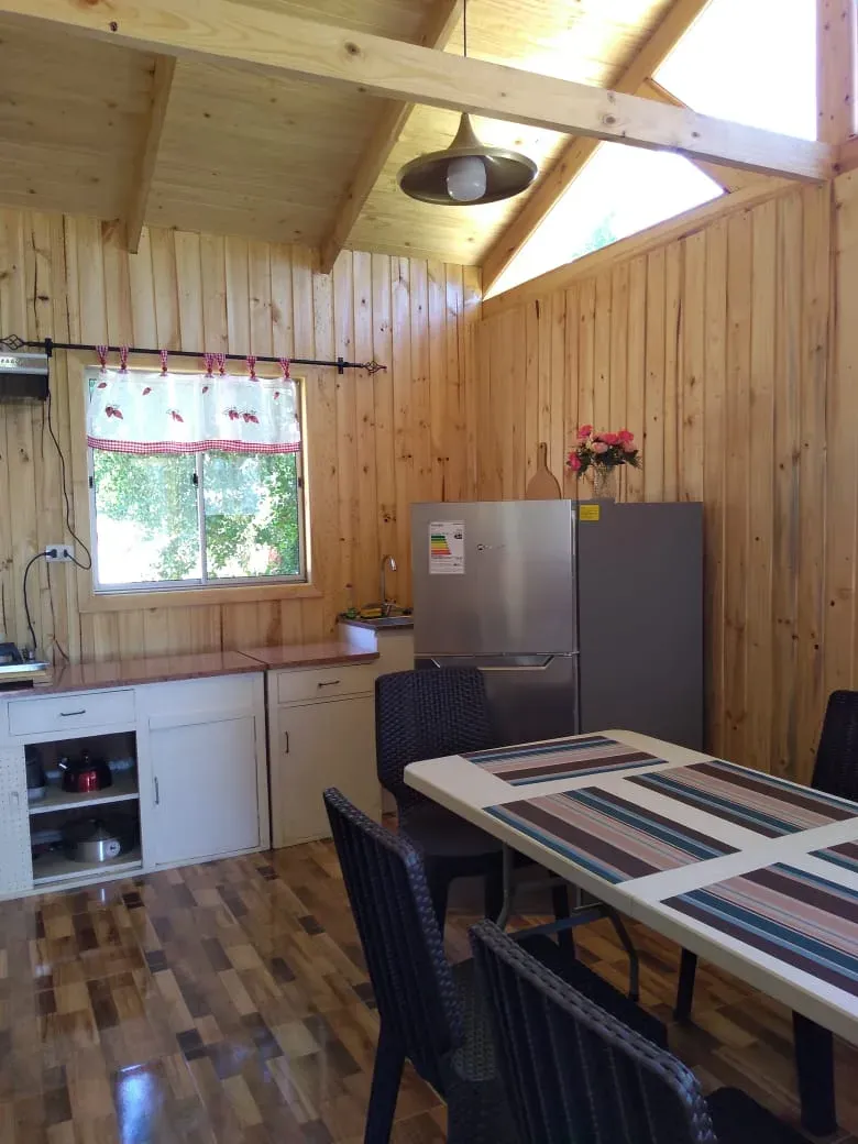 Cocina equipada de la cabaña con refrigerador y comedor