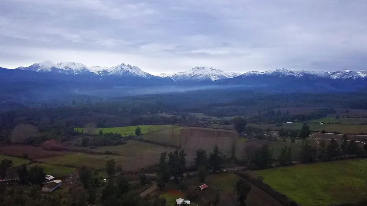 Vista del valle de Vilches con la cordillera nevada al fondo desde el Centro Turístico Rayen