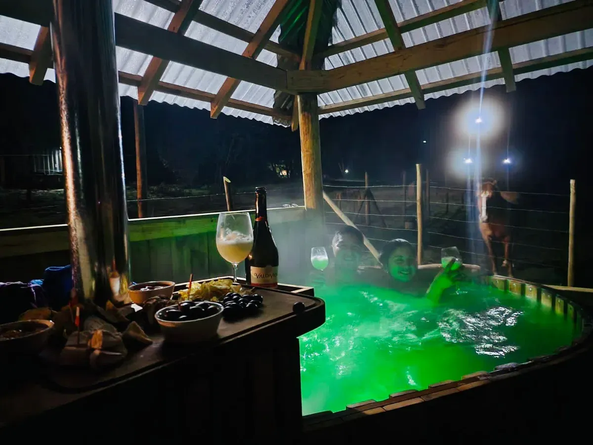 Tinaja de agua caliente iluminada de noche en el Centro Turístico Rayen