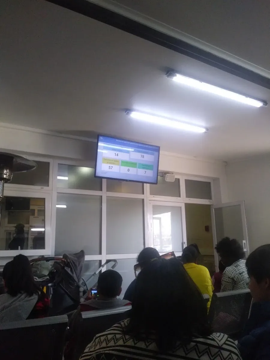 Pantalla de llamado de pacientes en la sala de espera del CESFAM