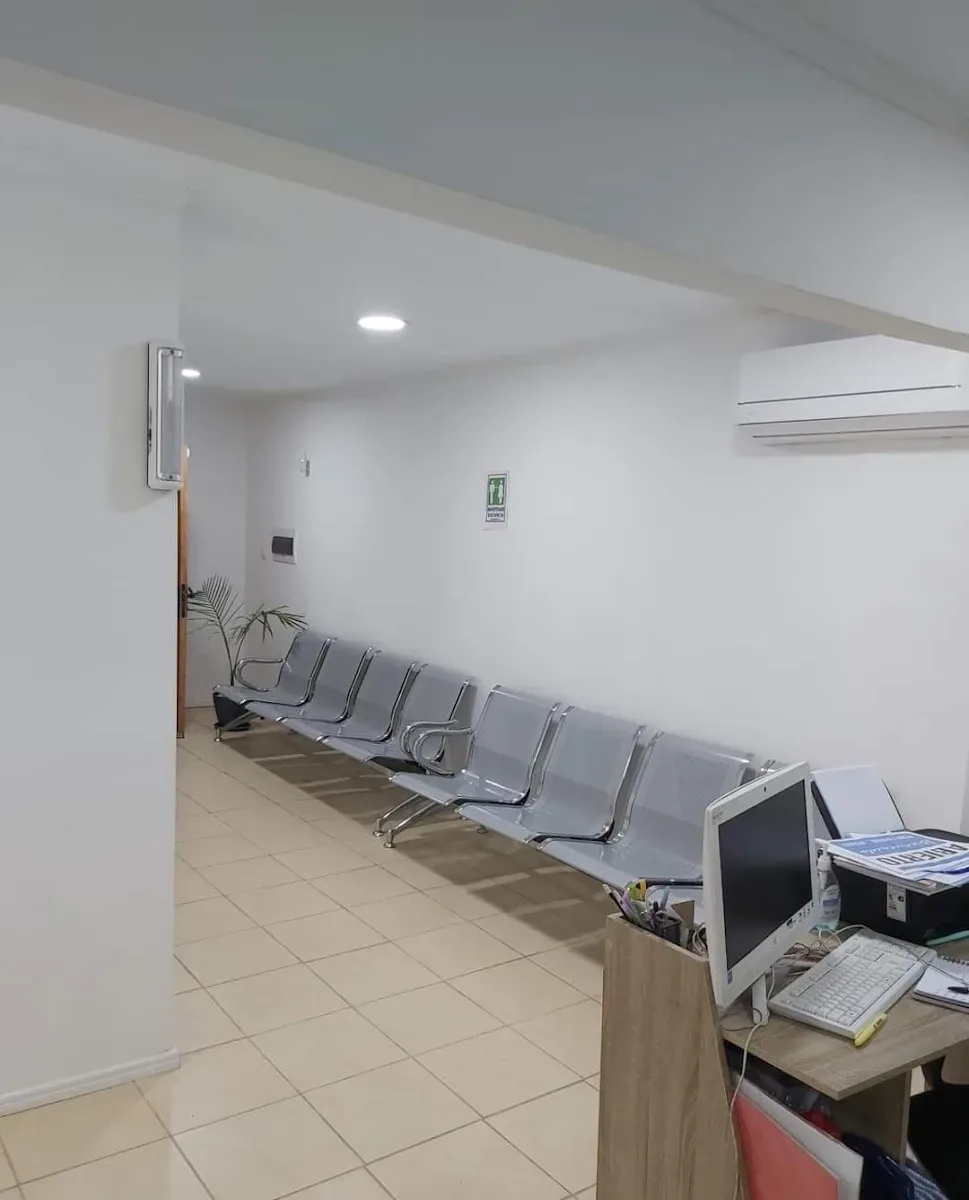 Sala de espera del CESFAM con sus sillas roja, verde y amarilla por sector