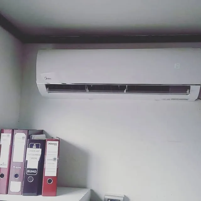 Equipo de aire acondicionado nuevo junto a sus cajas de marca en Clima Ltda.