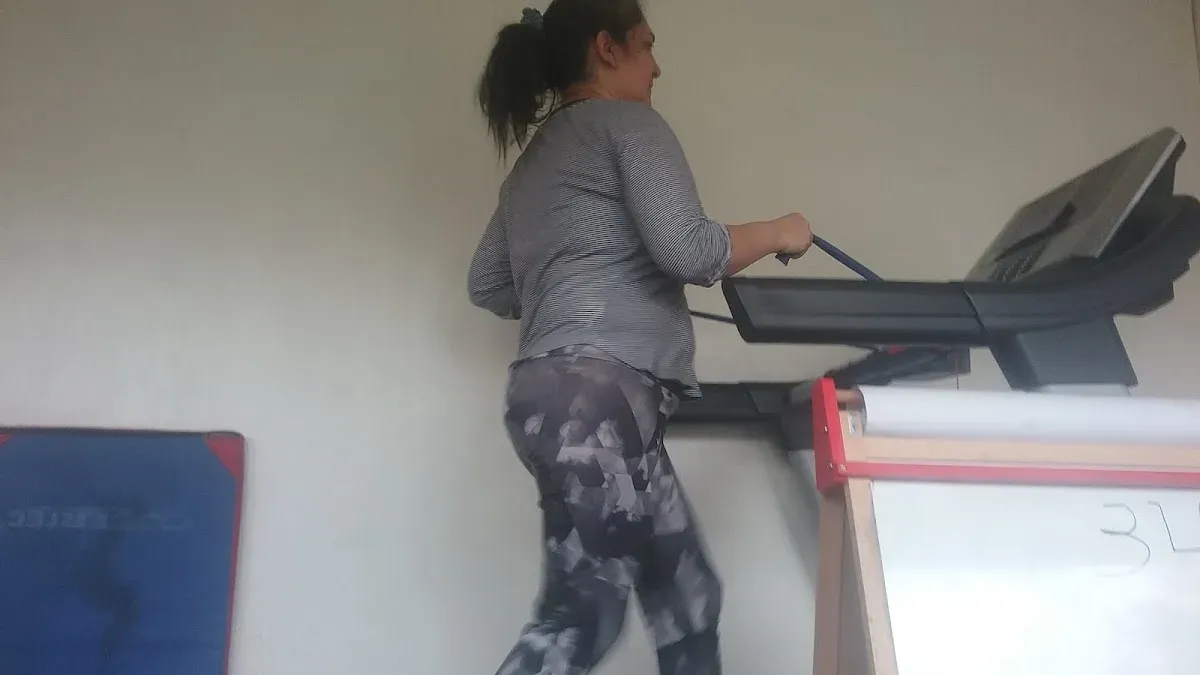 Técnica de Clima Ltda. instalando una unidad interior de aire acondicionado en muro