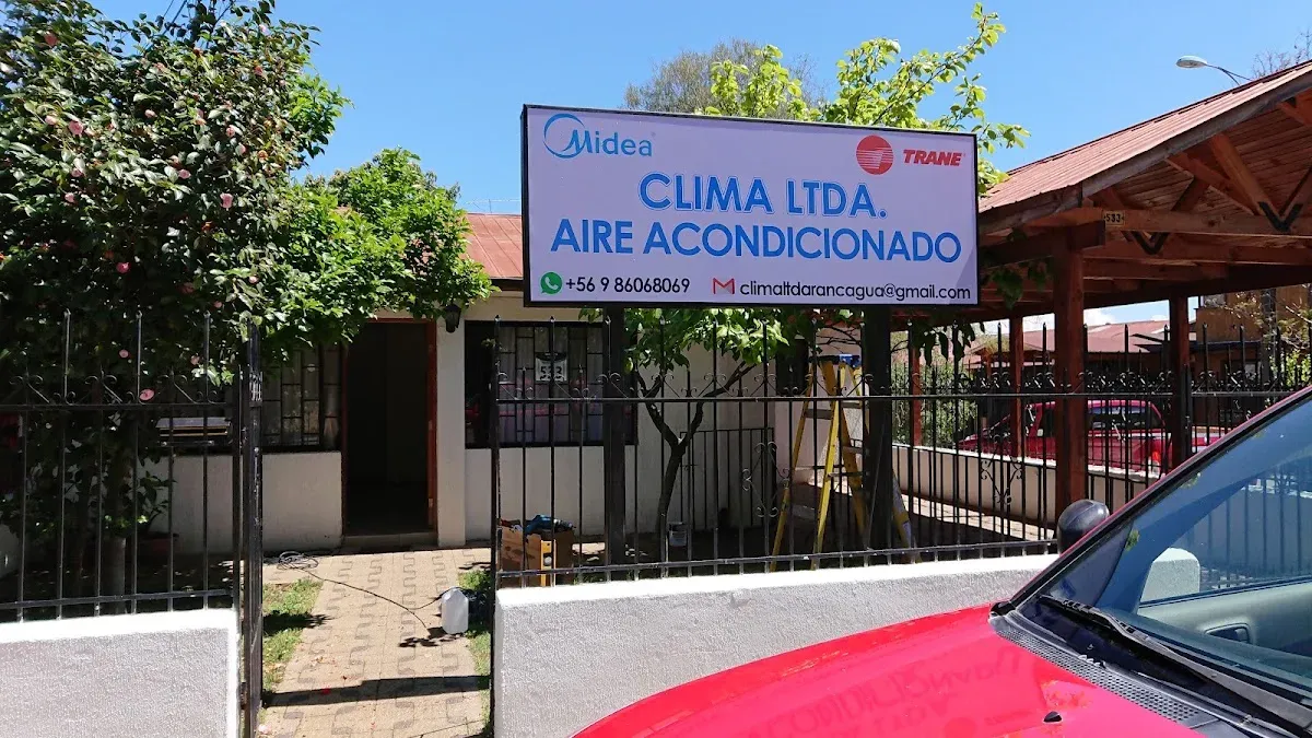 Letrero de Clima Ltda. con logos de Midea y Trane y el teléfono del negocio