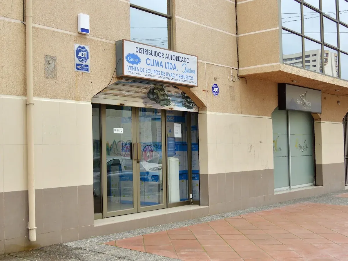 Local de Clima Ltda. en Talca: puerta de vidrio con letrero de distribuidor autorizado