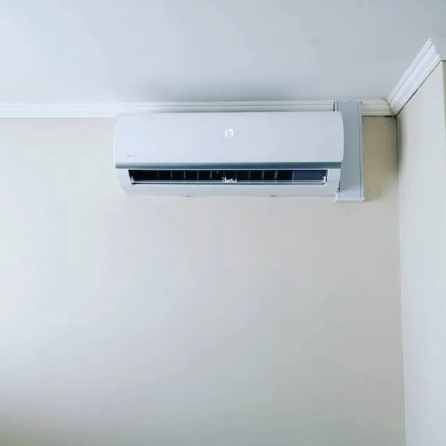 Split muro blanco instalado y funcionando en una vivienda