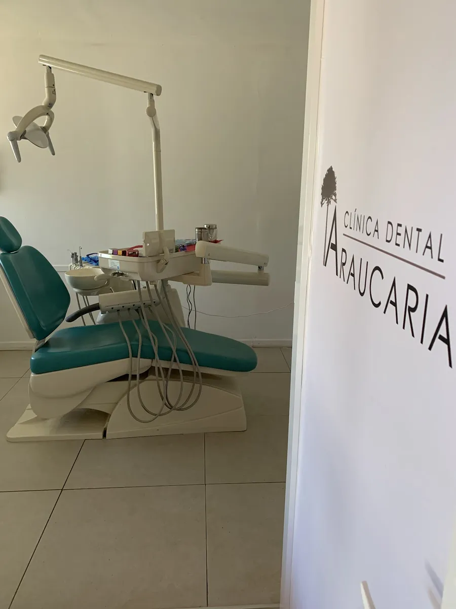 Box dental de Clínica Dental Araucaria con el nombre pintado en el muro