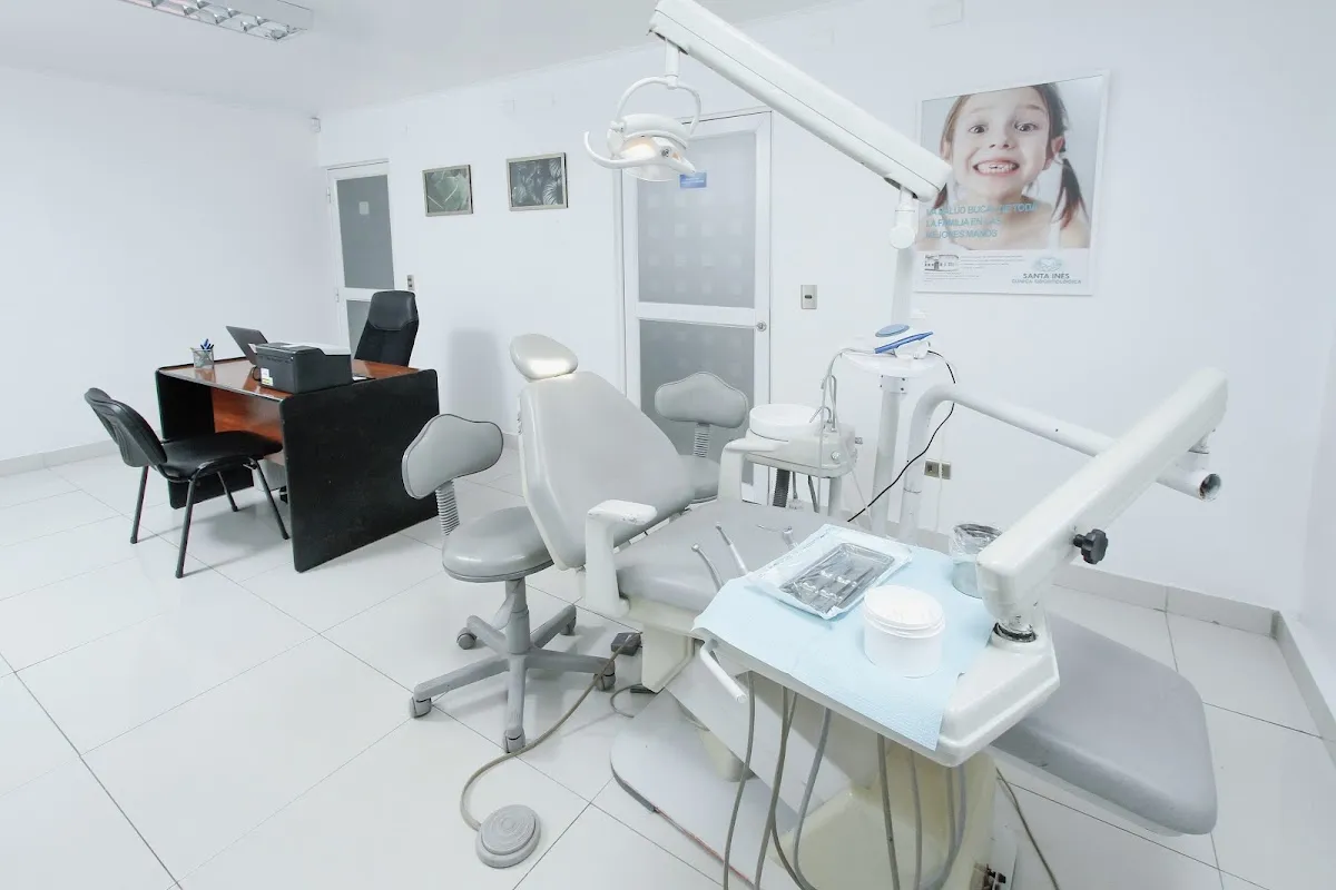 Consultorio blanco de la clínica con escritorio y equipo dental