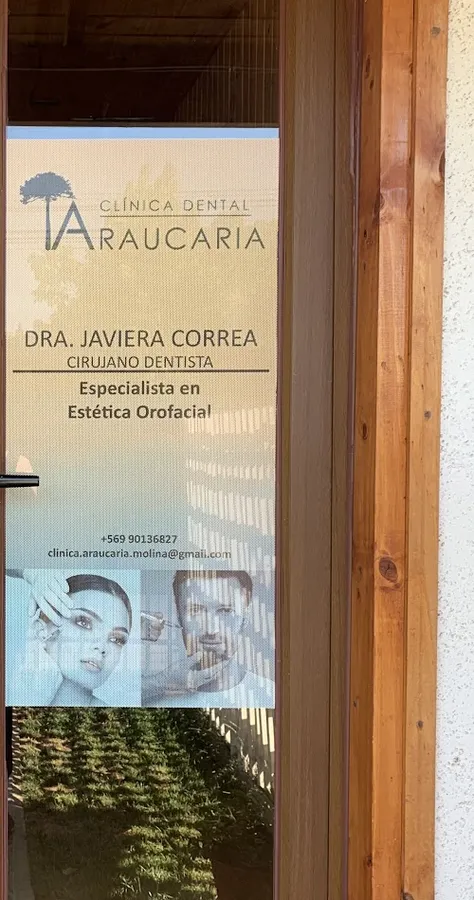Cartel de la puerta de la clínica con el nombre de la Dra. Javiera Correa