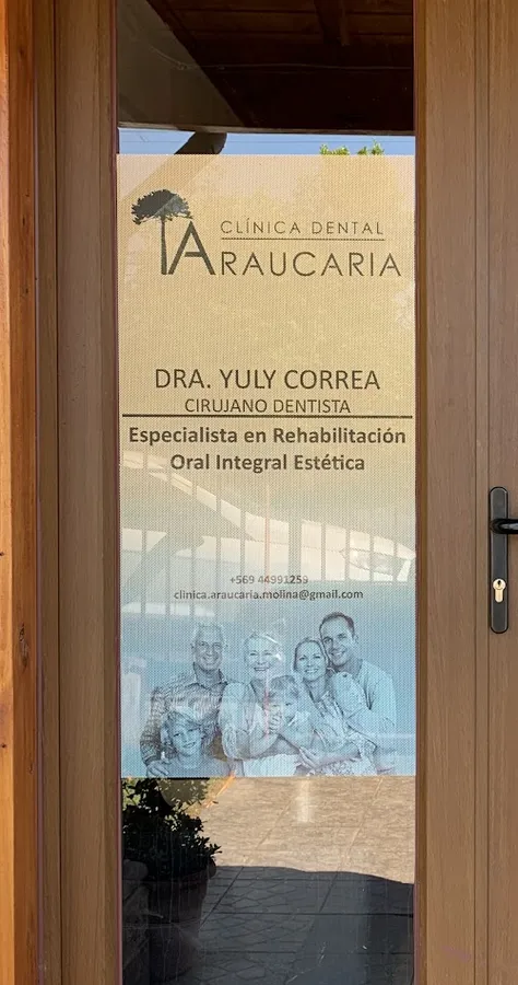 Cartel de la puerta de la clínica con el nombre de la Dra. Yuly Correa