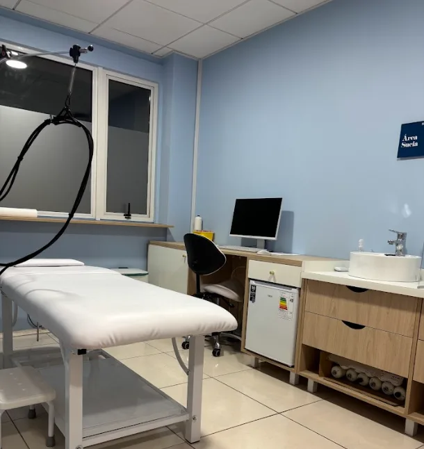 Box de tratamiento de Clínica Skin con equipamiento de medicina estética