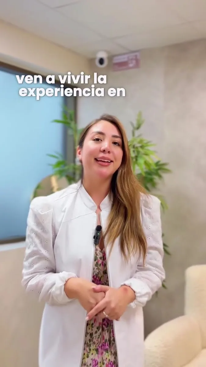 Catalina, dueña de Clínica Skin, en la recepción de la clínica