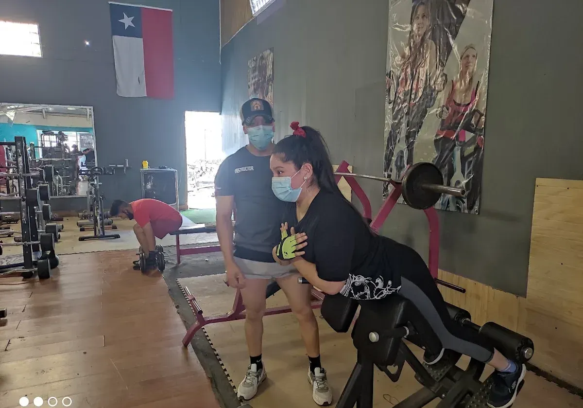 Juan orientando a una socia durante un ejercicio en Club Formas