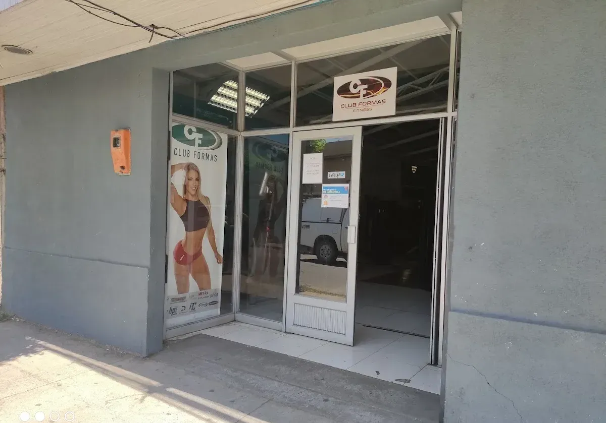 Entrada de Club Formas en Yerbas Buenas, Molina