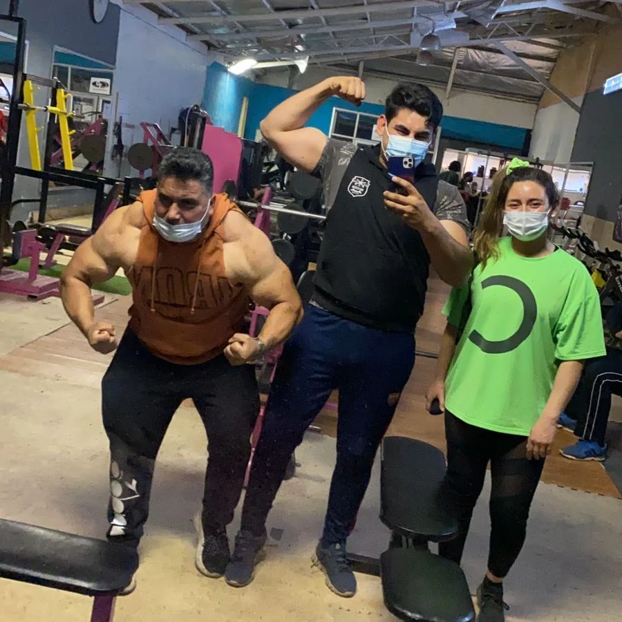 Socios de Club Formas posando juntos dentro del gimnasio