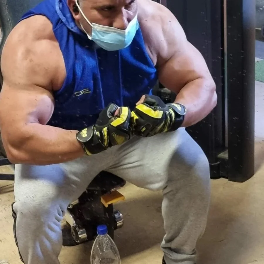 Socio de Club Formas preparándose para entrenar junto a las máquinas
