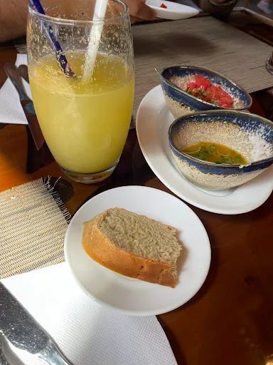 Jugo natural, pan de la casa y pebre, desayuno de campo