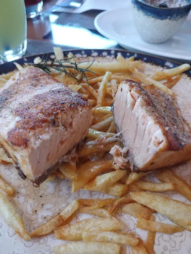Carne asada en su punto servida sobre papas fritas