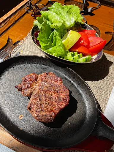 Filete a la plancha en sartén de fierro con ensalada fresca