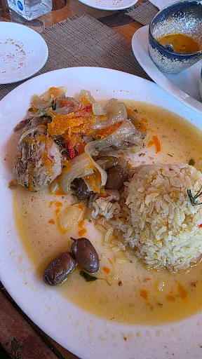 Pescado con arroz, aceitunas y salsa, plato del día
