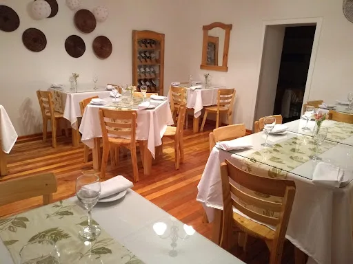 Salón comedor de La Cocina de Leticia: mesas con mantel blanco y sillas de madera