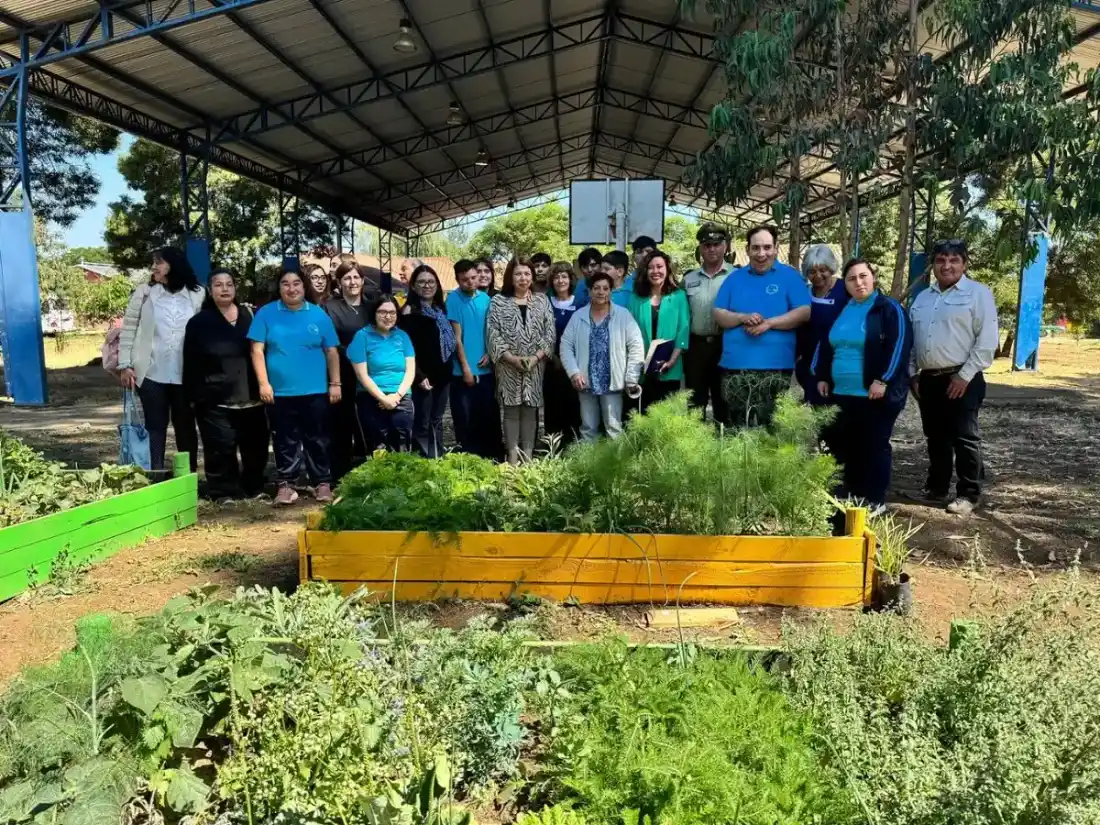 Comunidad educativa reunida en las canteras del huerto escolar
